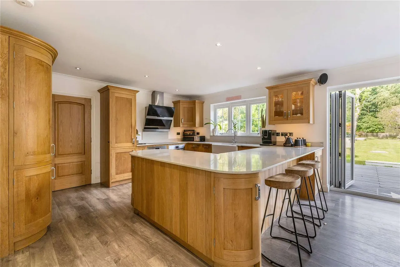 Telegraph Lane, Four Marks, Alton, Hampshire, GU34 5AX, photo 4