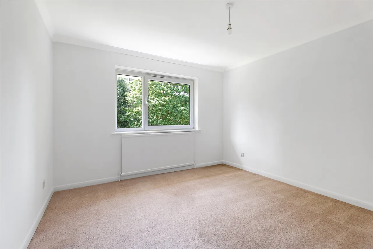 Priory Court, Tower Hill, RH4, photo 7