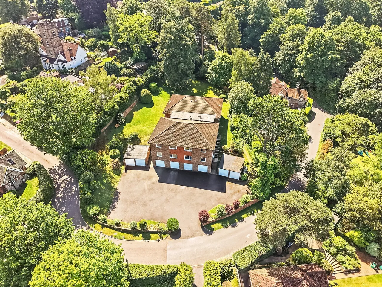 2 bed property for sale, Priory Court, Tower Hill, RH4