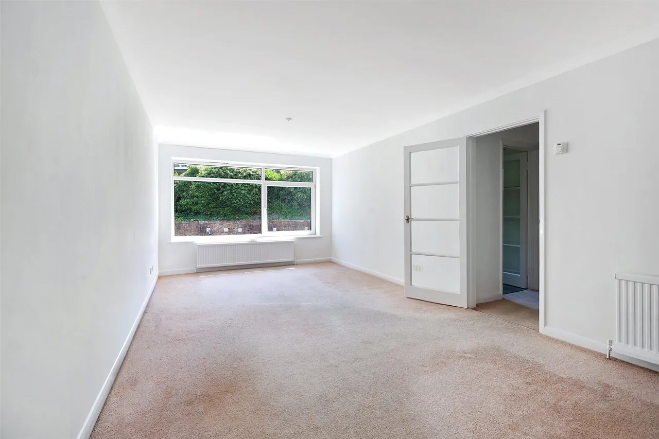 Priory Court, Tower Hill, RH4, photo 2