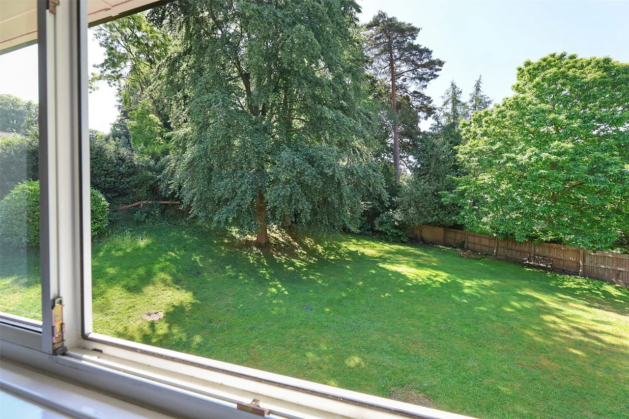 Priory Court, Tower Hill, RH4, photo 9