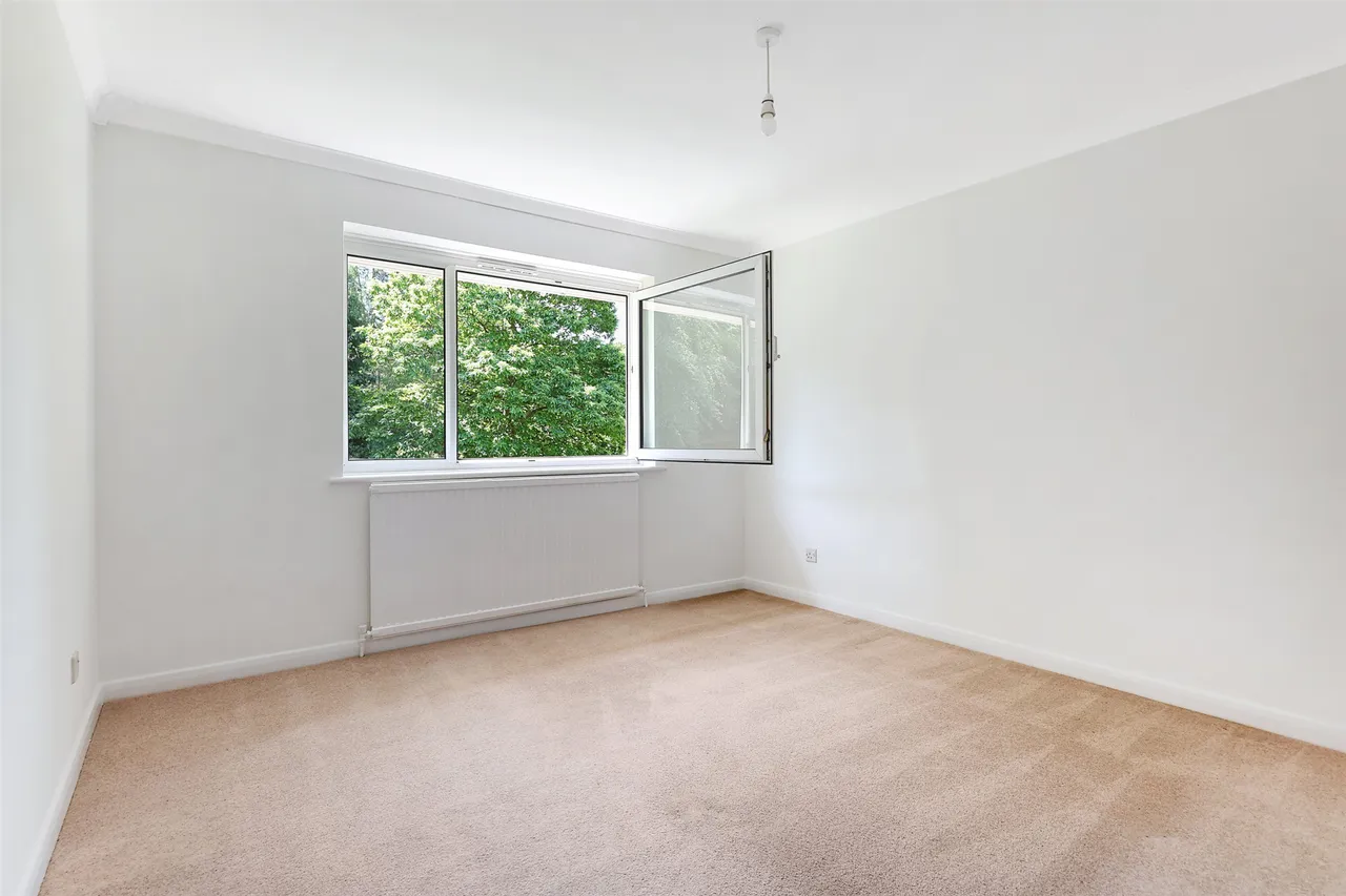 Priory Court, Tower Hill, RH4, photo 8