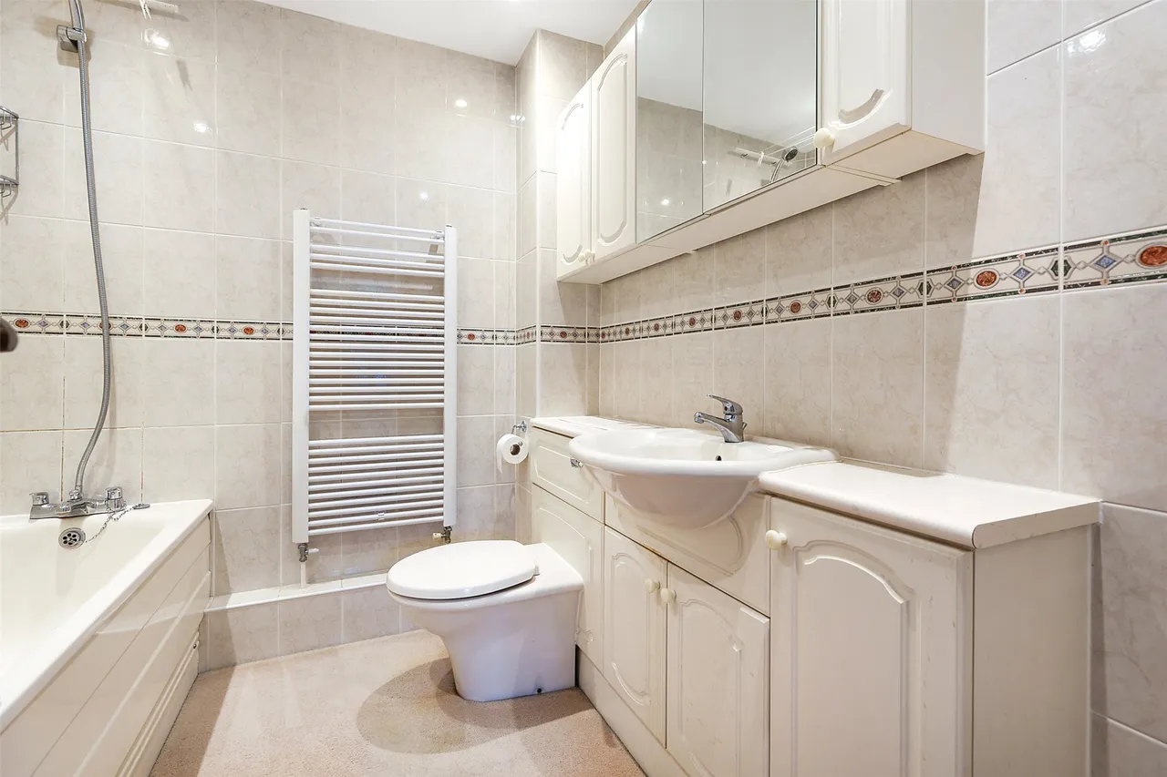 Priory Court, Tower Hill, RH4, photo 6