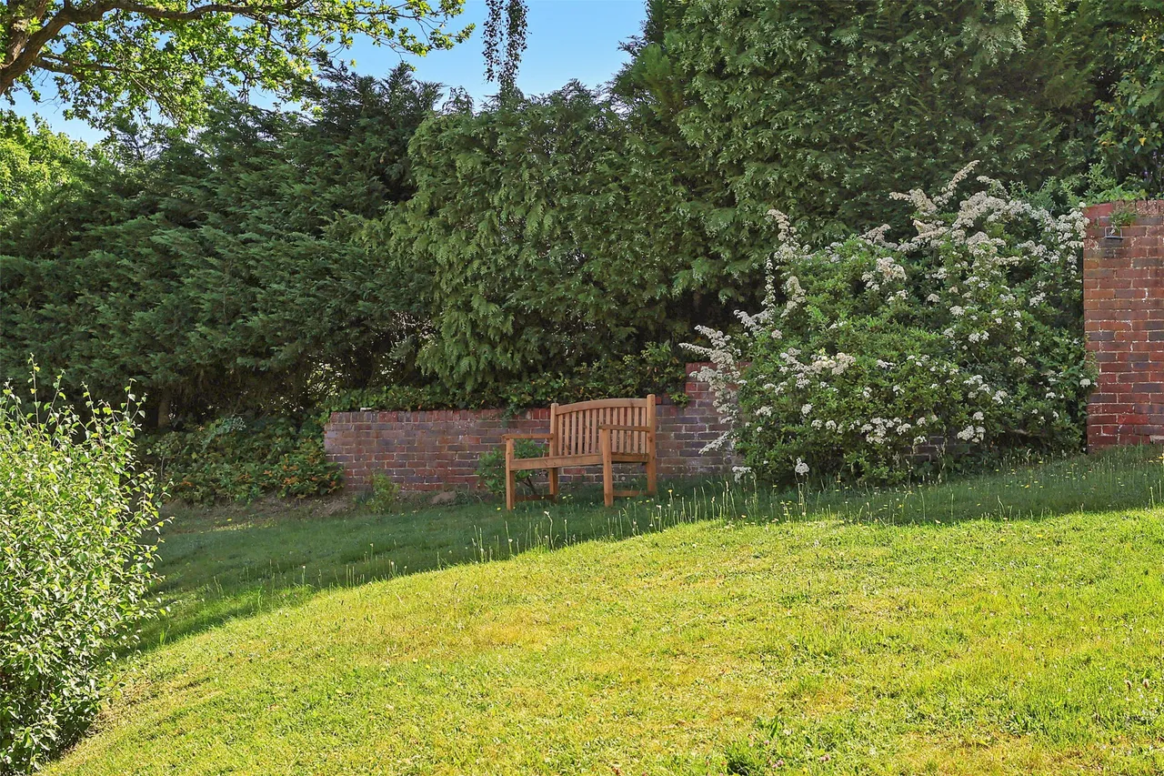 Priory Court, Tower Hill, RH4, photo 4