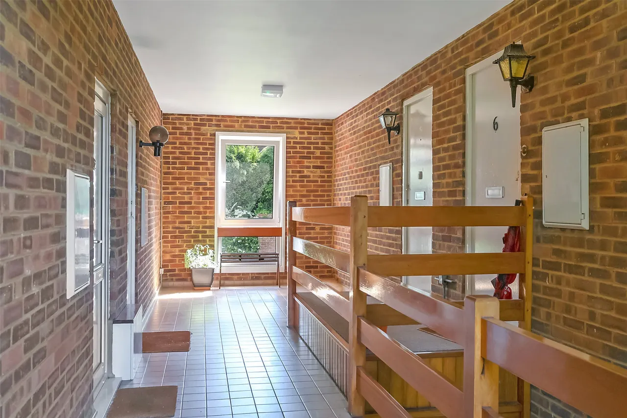 Priory Court, Tower Hill, RH4, photo 10