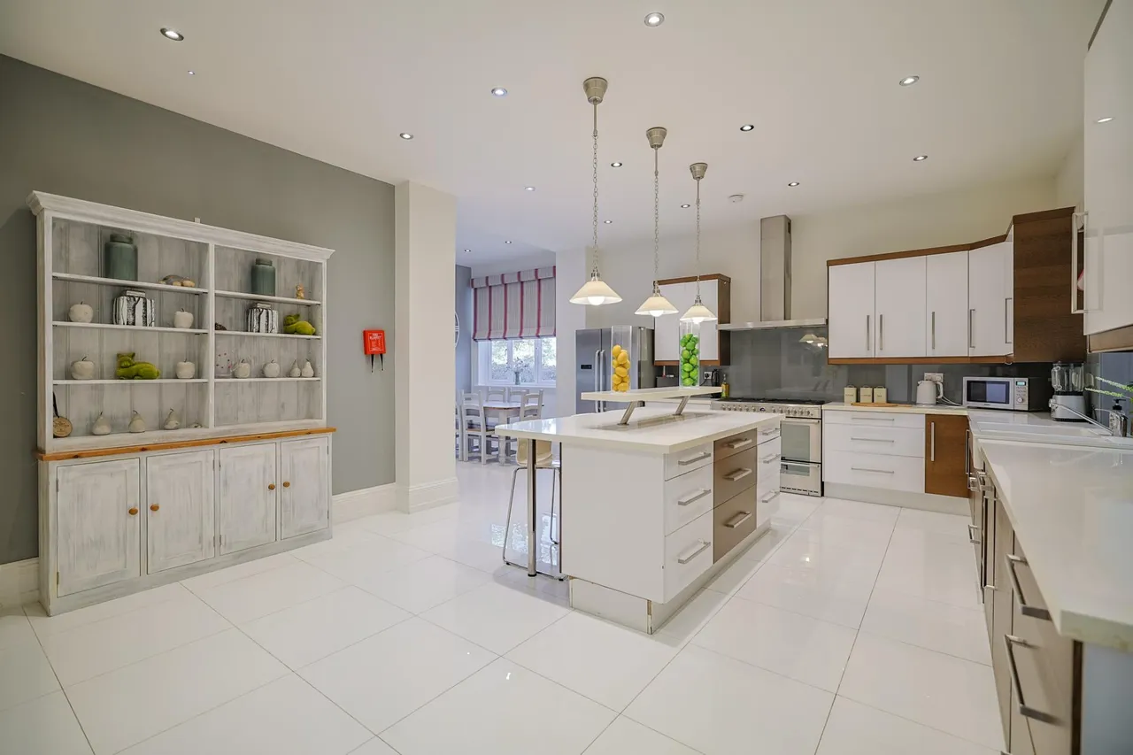 The Pines, Gowerton, photo 9