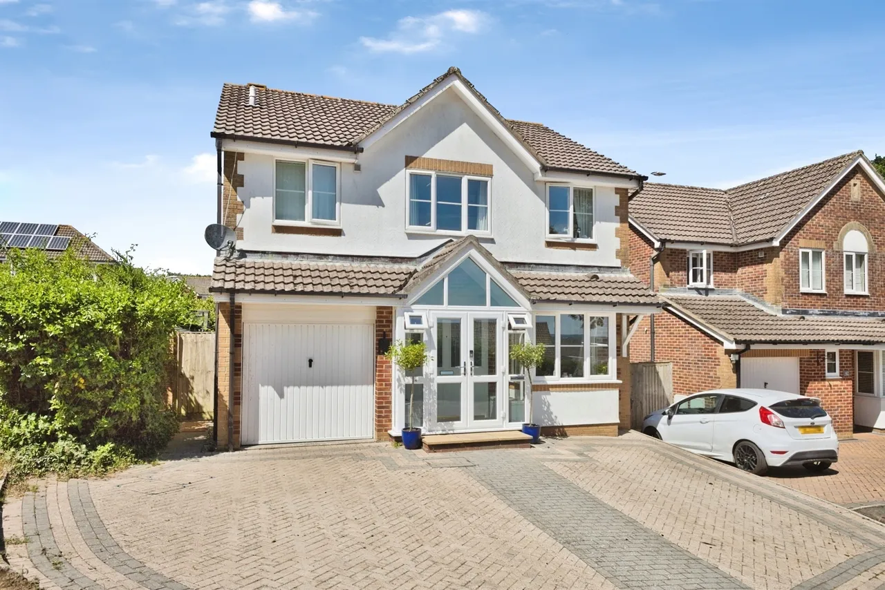 4 bed house for sale — Redstart Road, Chard