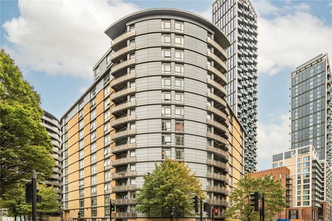 2 bed flat for sale — Victoria Road, London