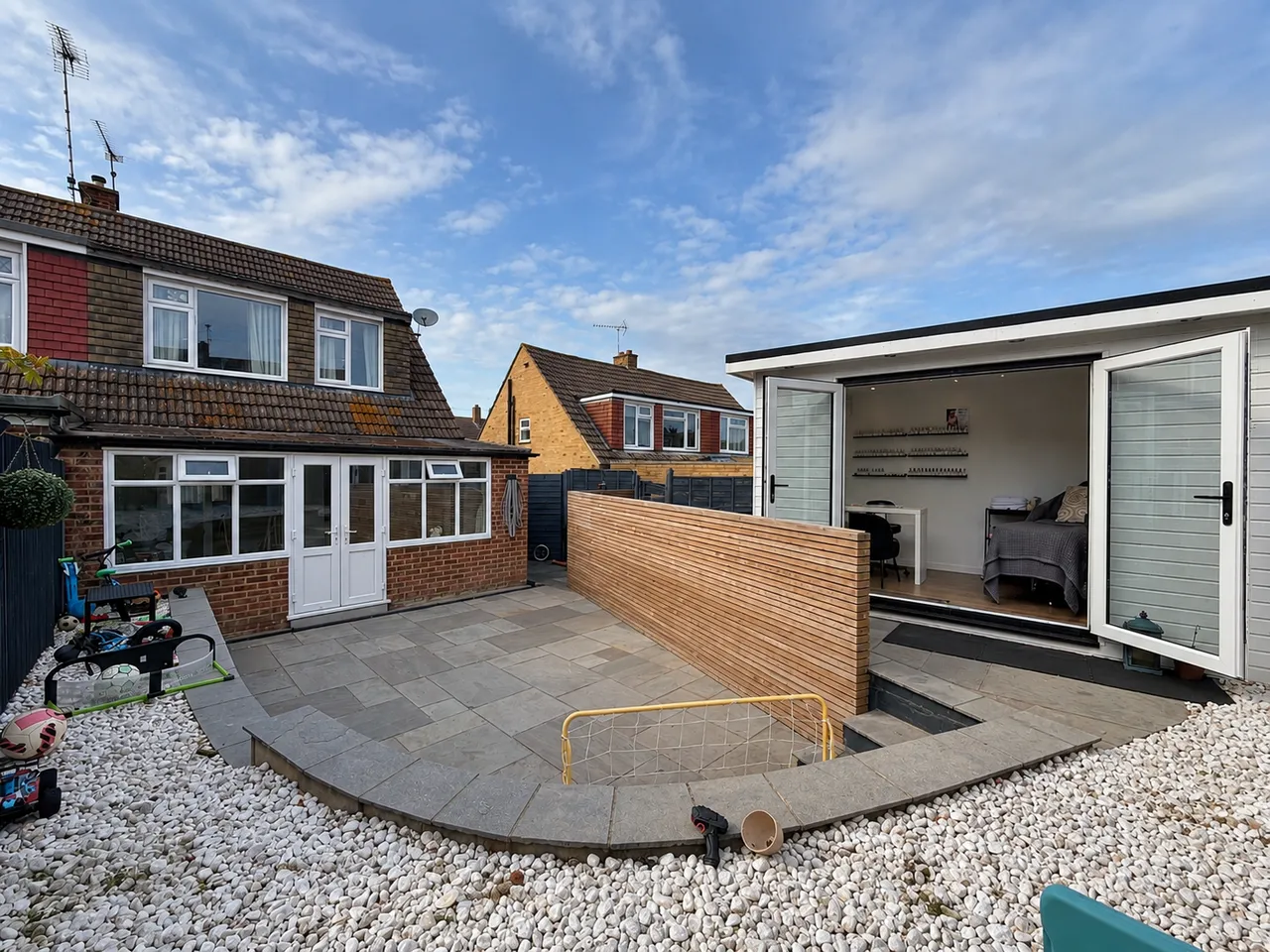 Lovely Three Bedroom Semi Detached Home Close, To Schools And Train Station, photo 10