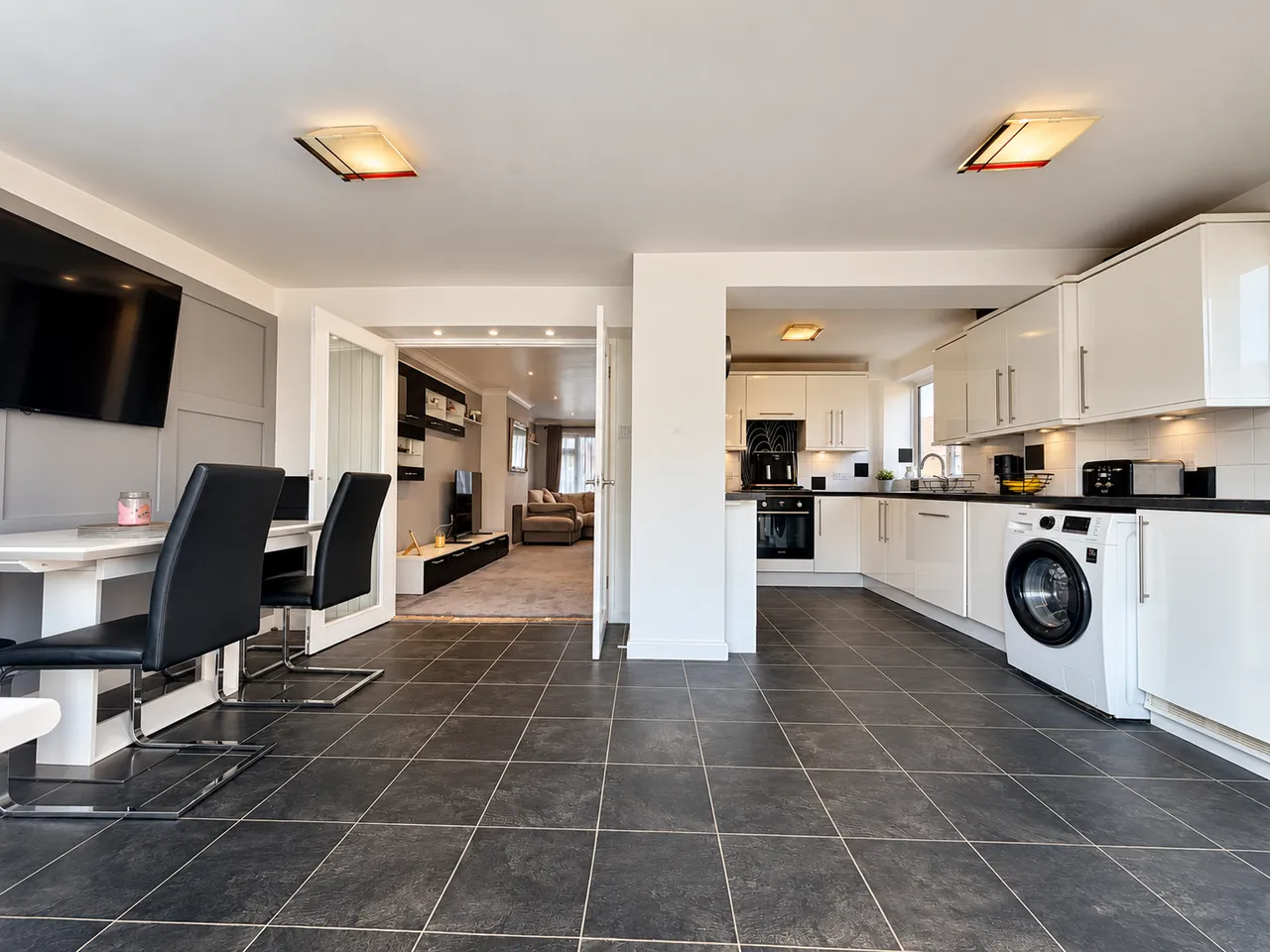Lovely Three Bedroom Semi Detached Home Close, To Schools And Train Station, photo 8
