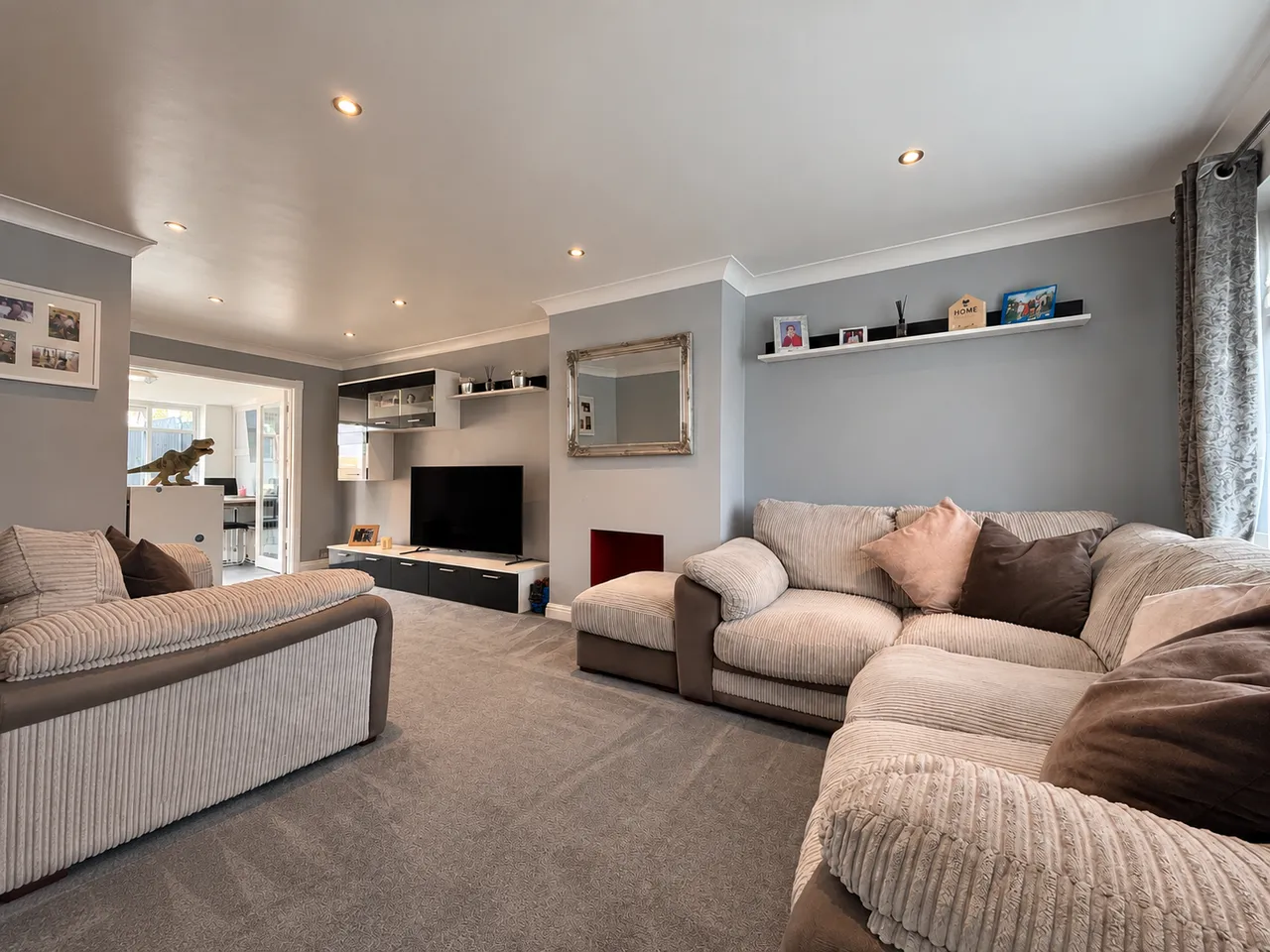 Lovely Three Bedroom Semi Detached Home Close, To Schools And Train Station, photo 2