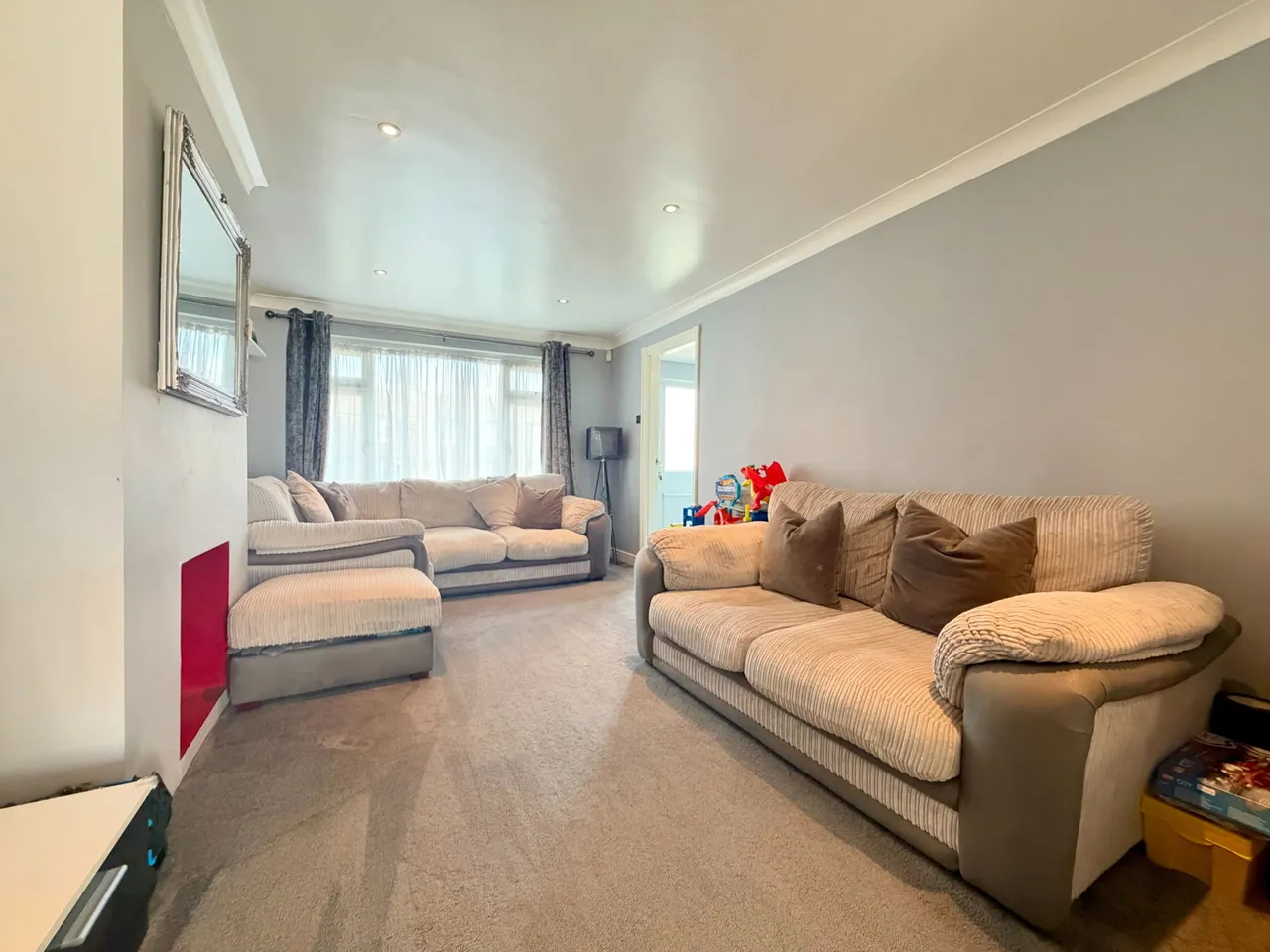 Lovely Three Bedroom Semi Detached Home Close, To Schools And Train Station, photo 3