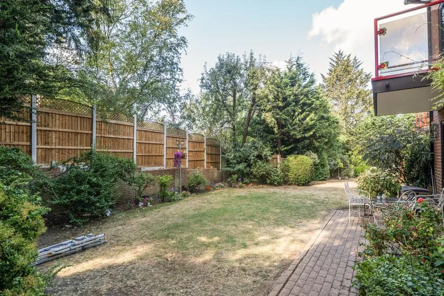 Avenue Road, London, N12, photo 16