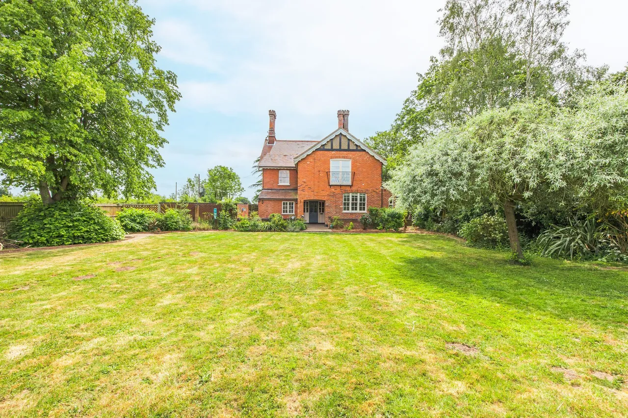 Detached Edwardian Home in Suton, photo 4