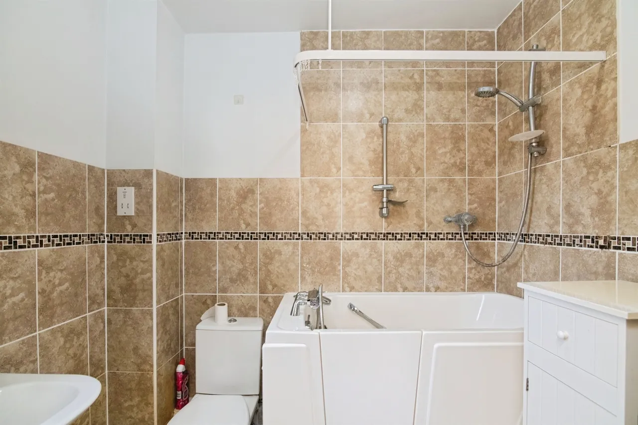 Elizabeth Walk, Tipton, DY4, photo 9