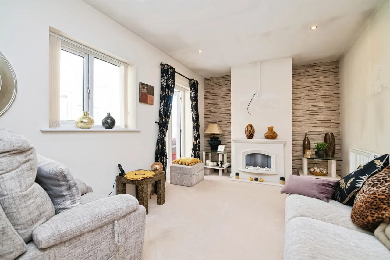 Elizabeth Walk, Tipton, DY4, photo 2