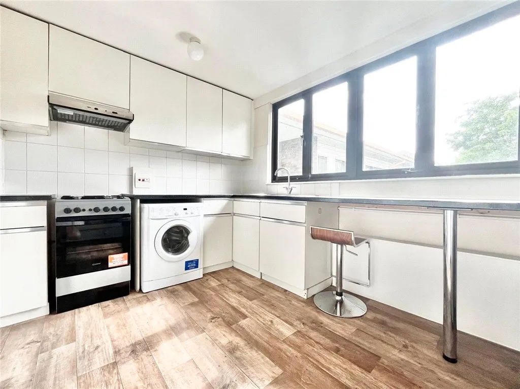 3 bed flat to rent, Summerwood Road, Isleworth, TW7