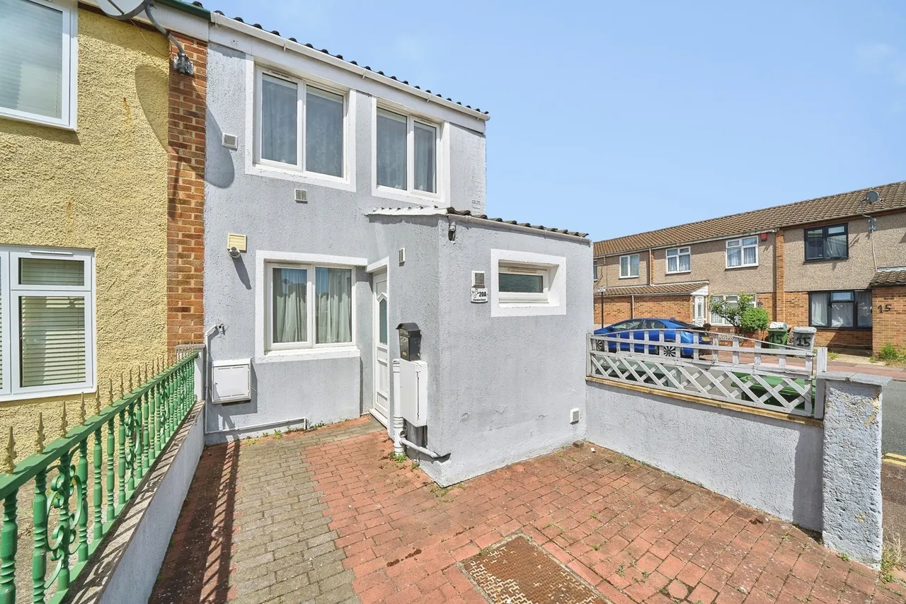 2 bed house for sale — Florence Street, London, E16