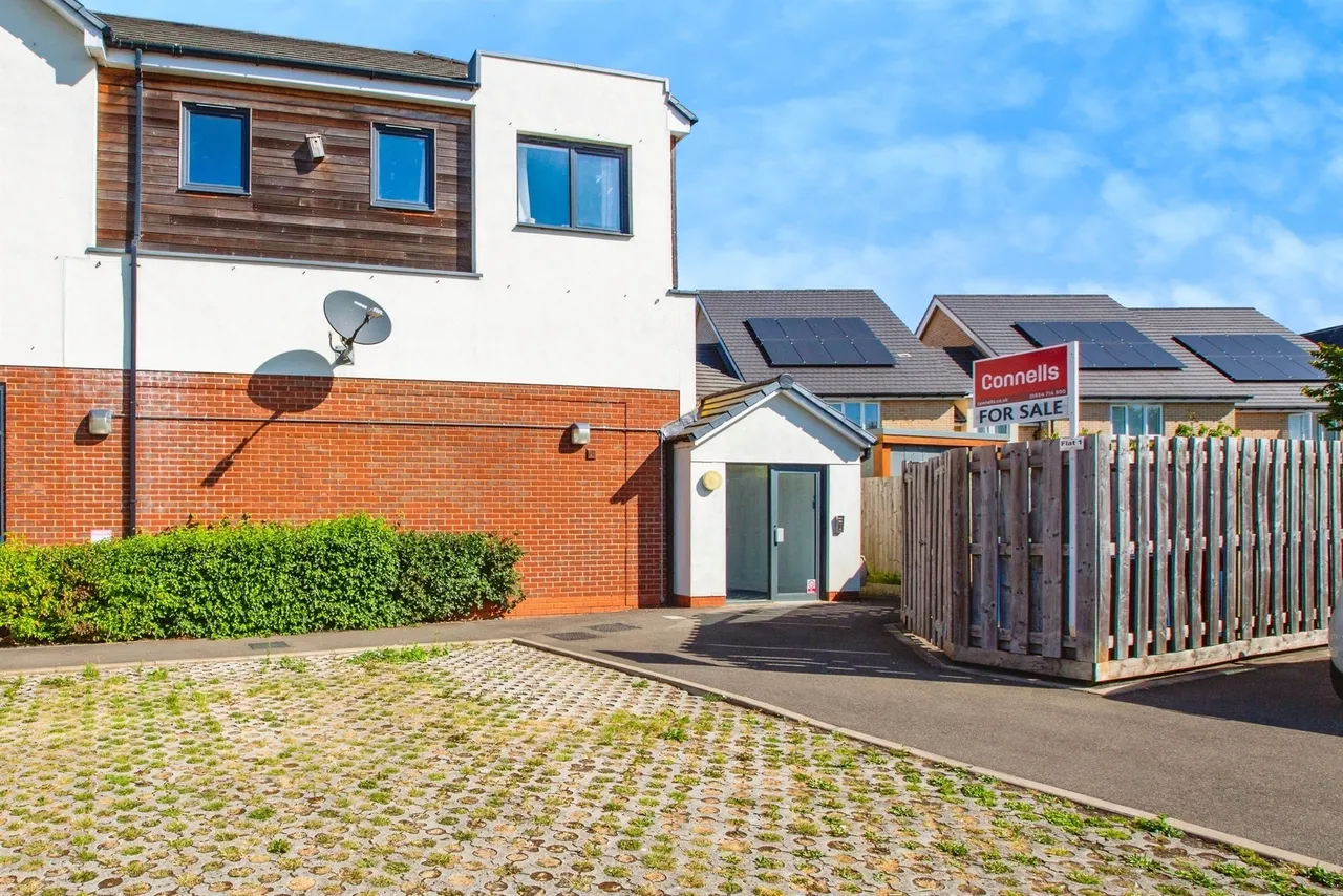 Mosquito Road, Upper Cambourne, CAMBRIDGE, photo 2