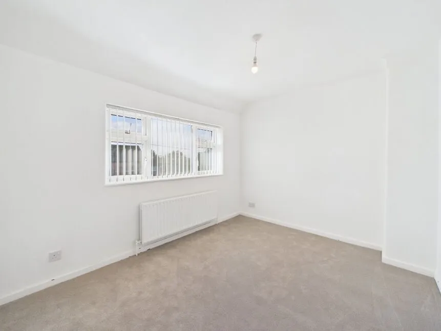 Second Avenue, Carrbrook, SK15, photo 10
