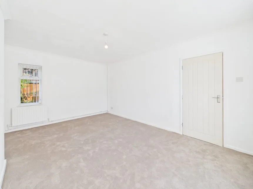 Second Avenue, Carrbrook, SK15, photo 5