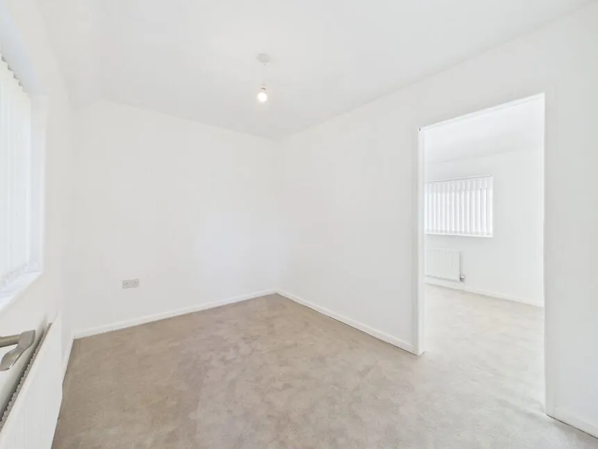 Second Avenue, Carrbrook, SK15, photo 12