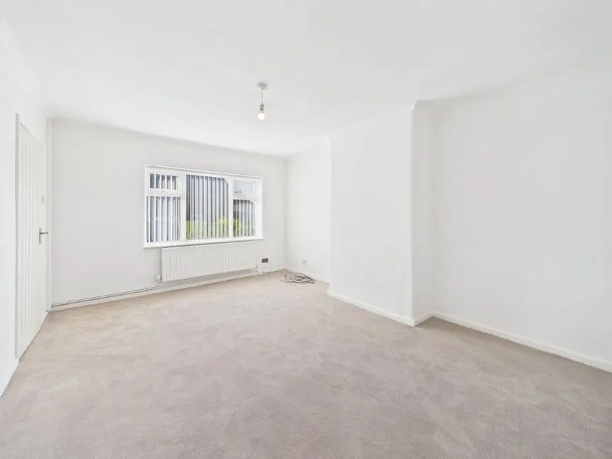 Second Avenue, Carrbrook, SK15, photo 3