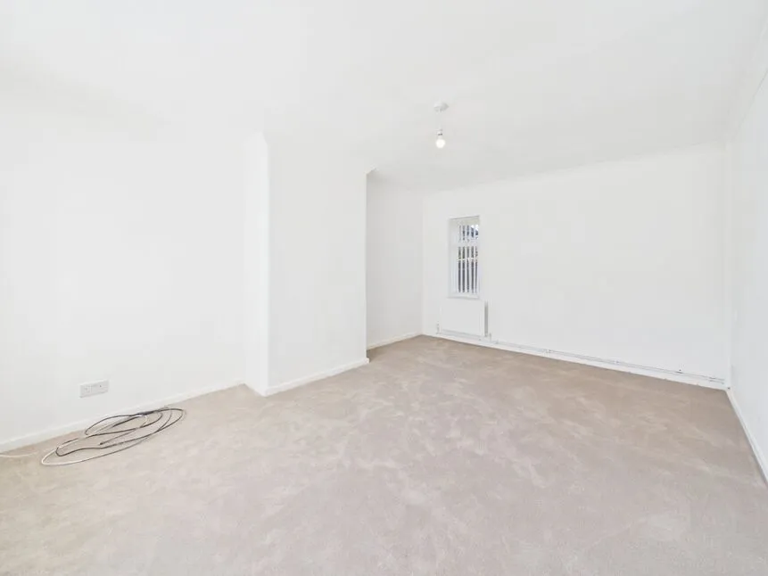 Second Avenue, Carrbrook, SK15, photo 2
