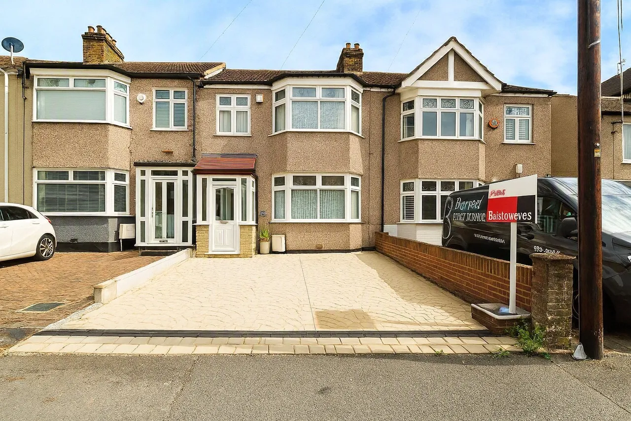 3 bed house for sale — Mendip Road, HORNCHURCH, Essex, RM11