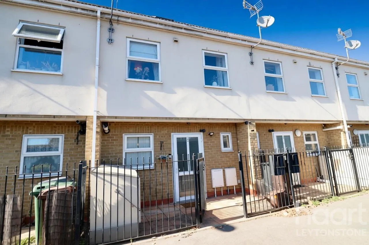 Connaught Road, London, E11, photo 19