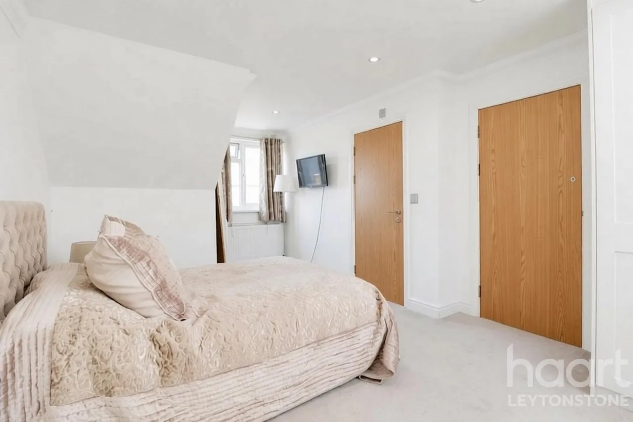 Connaught Road, London, E11, photo 15
