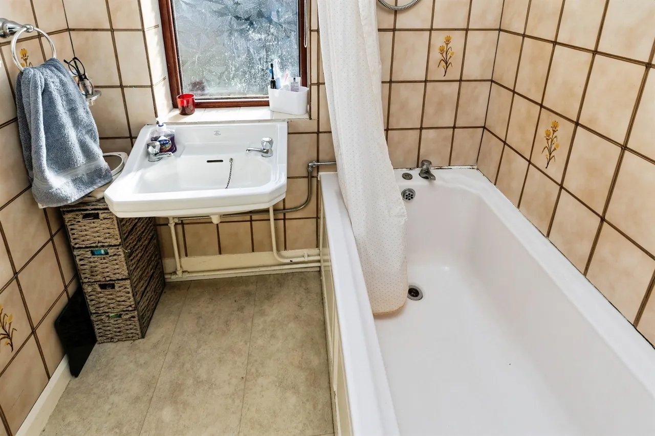 Gawsworth Road, Great Sutton, CH66, photo 14
