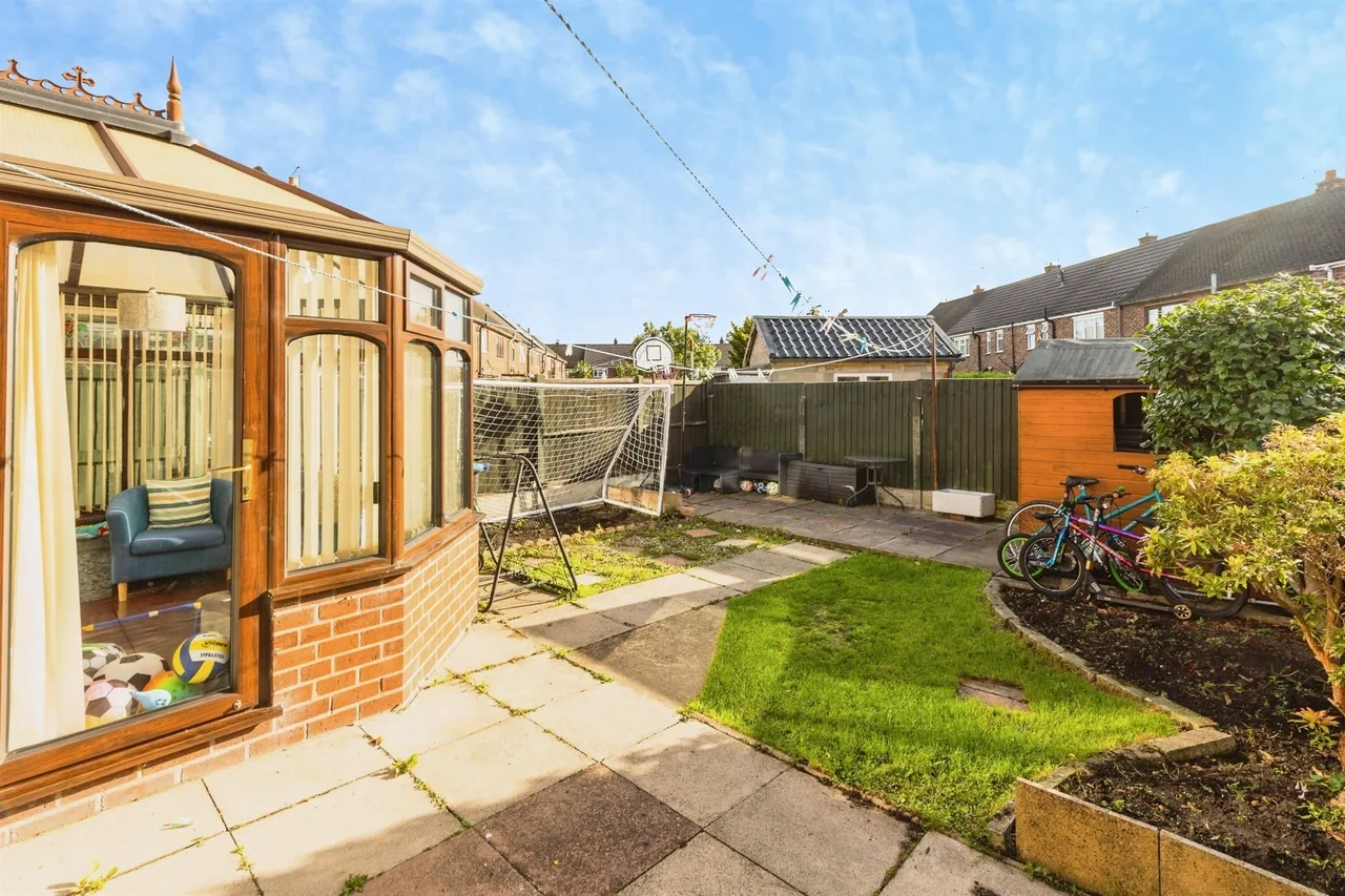 Gawsworth Road, Great Sutton, CH66, photo 17