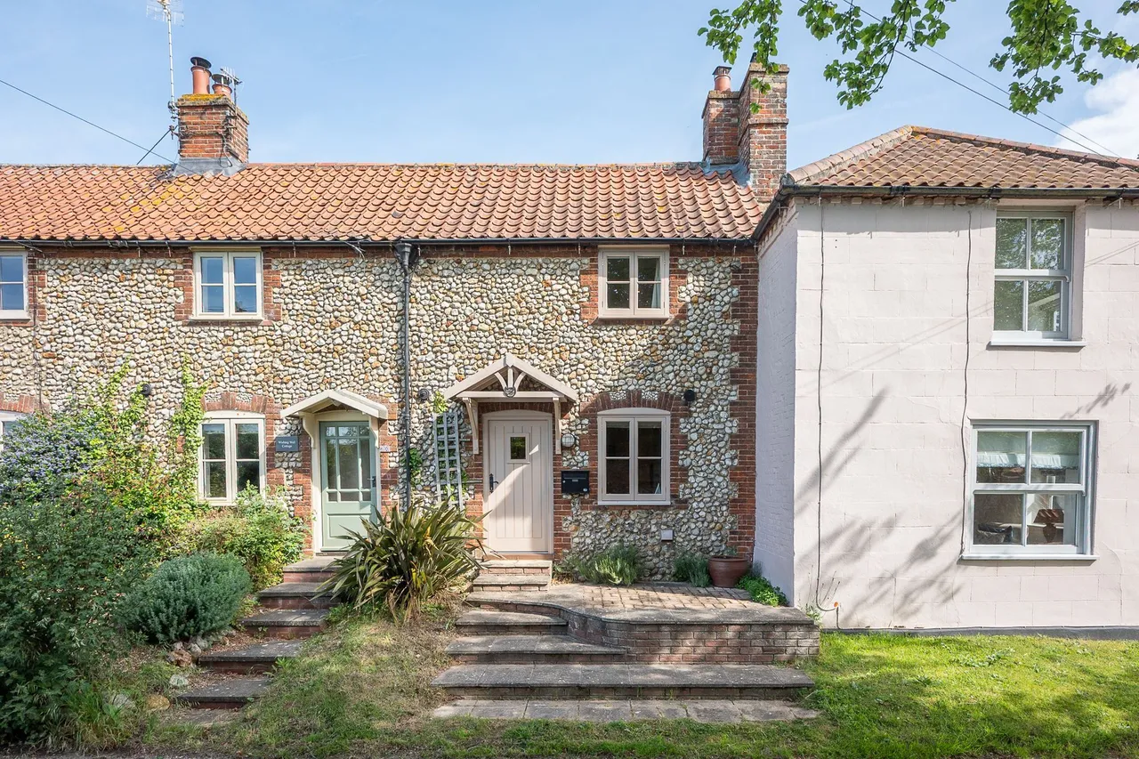 2 bed house for sale, Picturesque Cottage Nestled in North