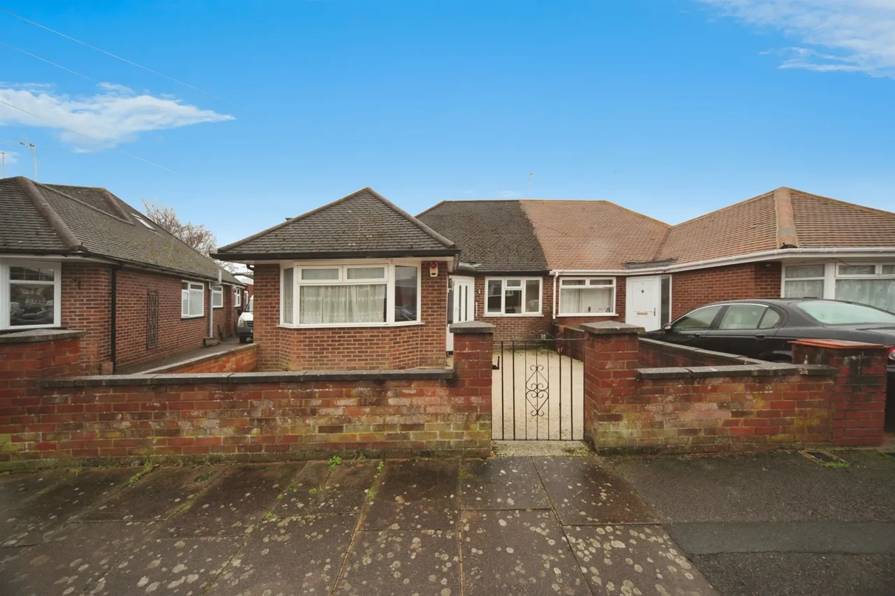 3 bed house for sale — Abingdon Road, Luton