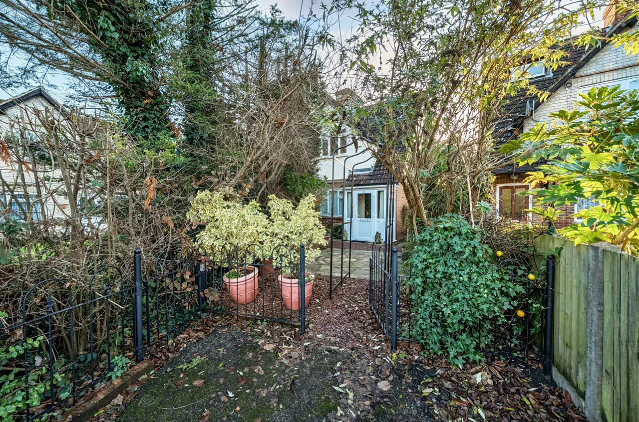 Pondfield Road, Farncombe, GU7, photo 17