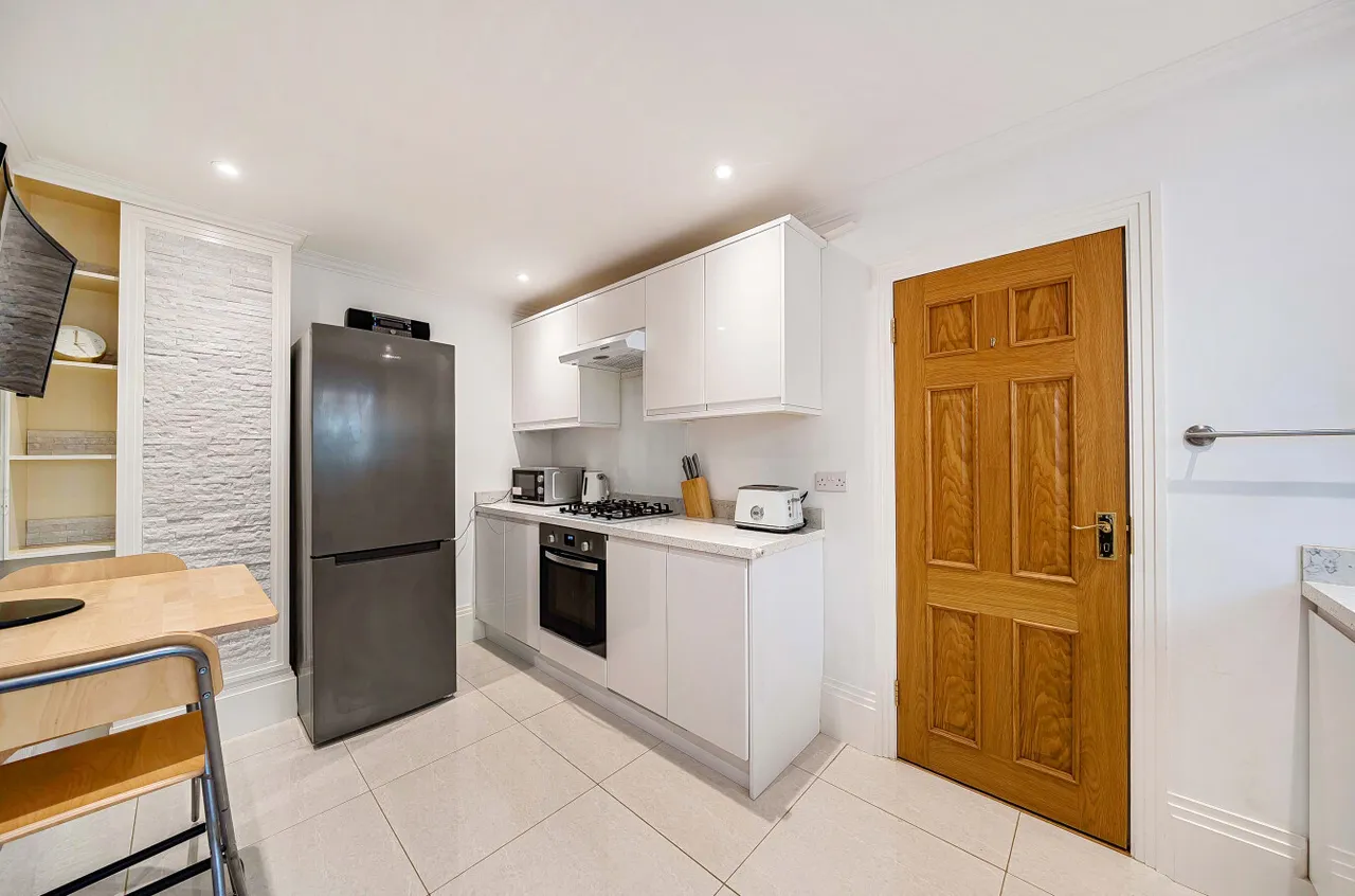 Pondfield Road, Farncombe, GU7, photo 9