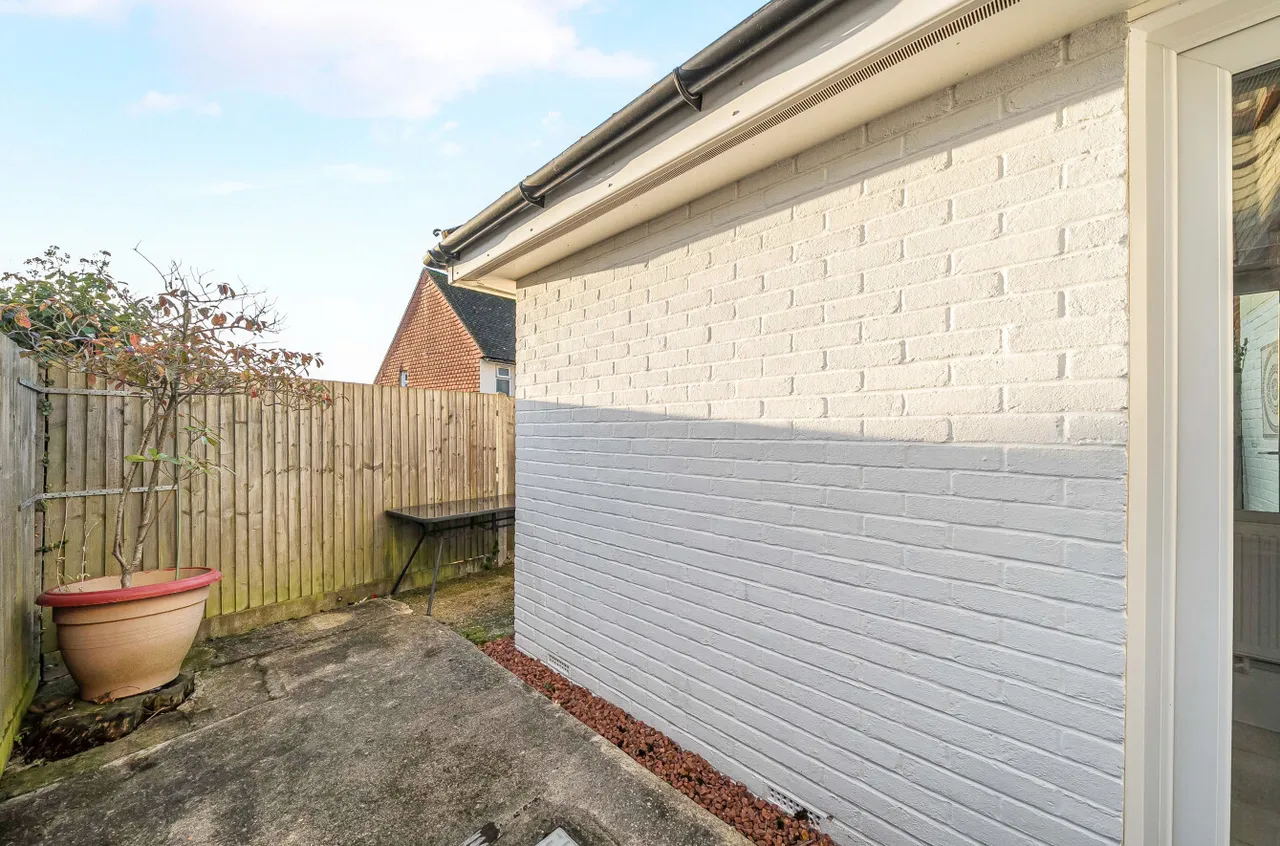 Pondfield Road, Farncombe, GU7, photo 22