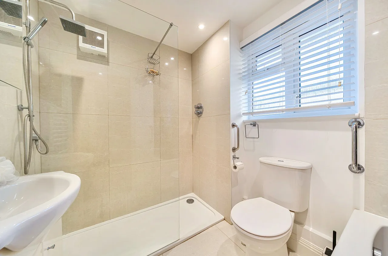 Pondfield Road, Farncombe, GU7, photo 10