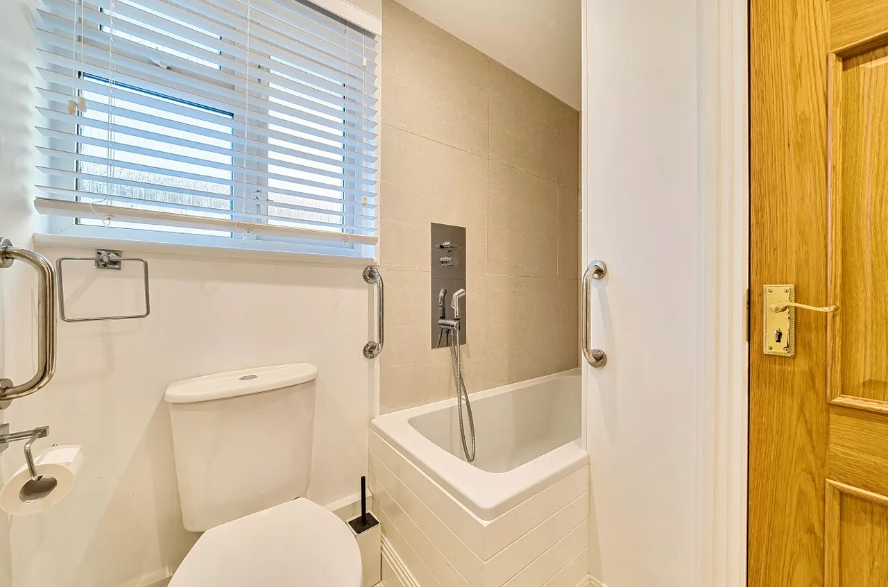 Pondfield Road, Farncombe, GU7, photo 11