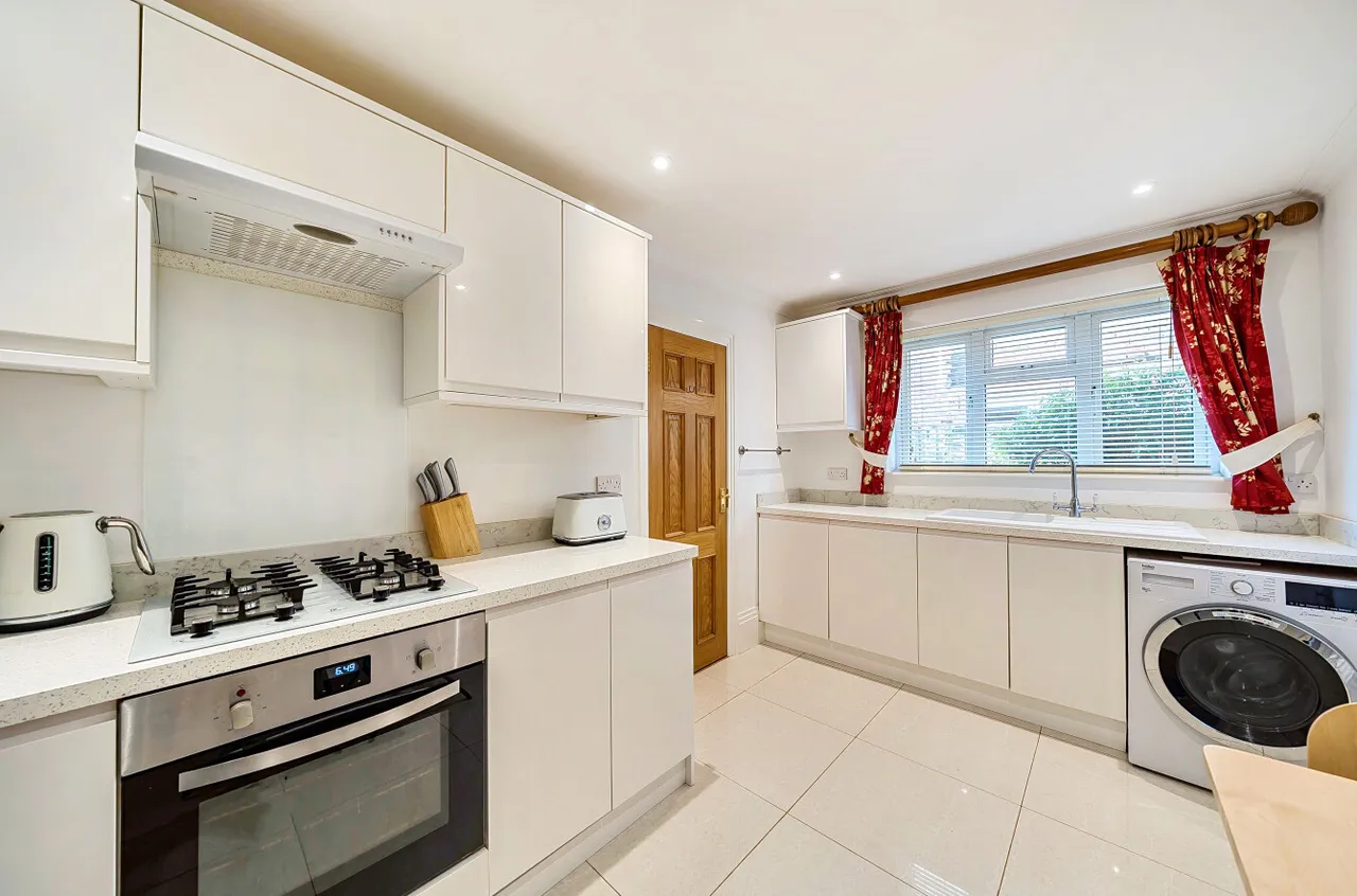 Pondfield Road, Farncombe, GU7, photo 3