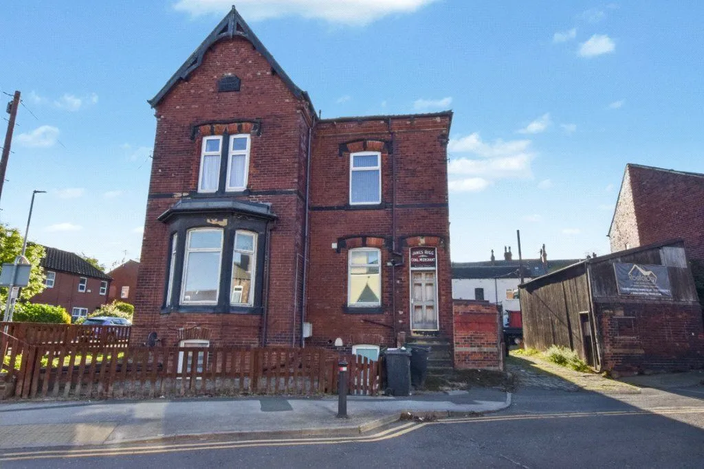2 bed flat for sale, Whingate Road, Leeds, LS12