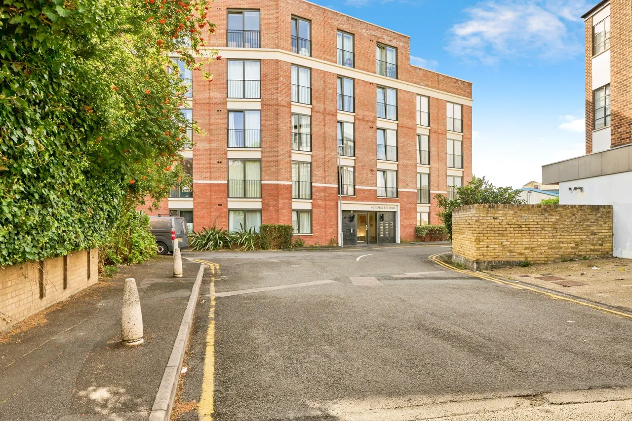 1 bed flat for sale — Cowleaze Road, Kingston Upon Thames