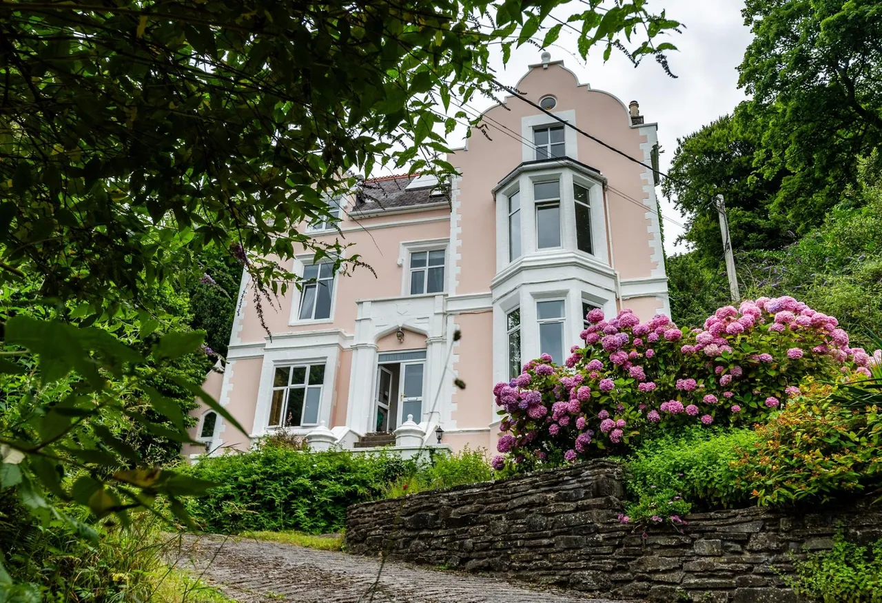 8 bed house for sale, Hill House, Llansteffan, SA33