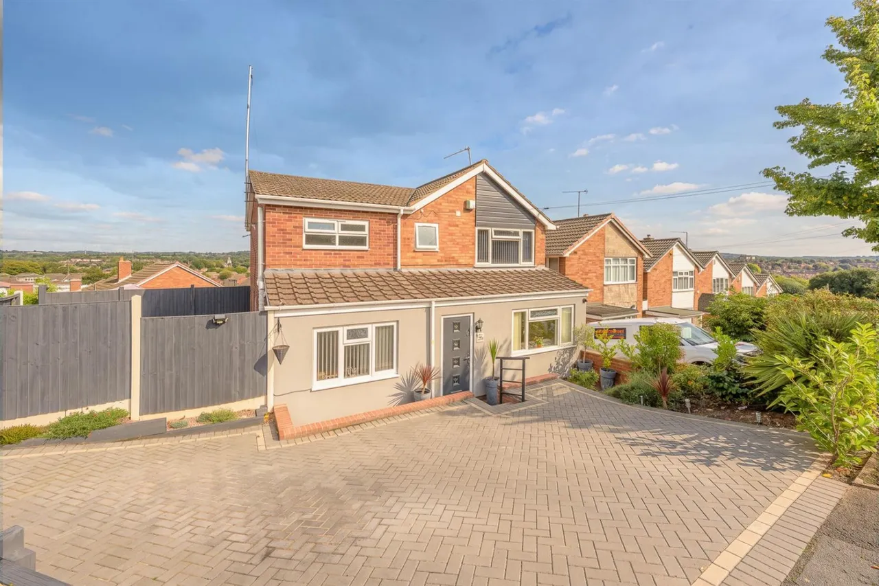 5 bed house for sale — Balmoral Road, Wordsley, DY8 5HR