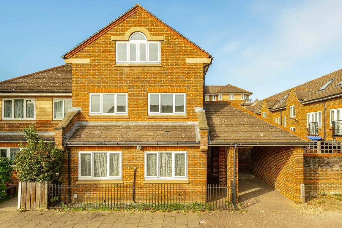 6 bed property to rent, Old Hospital Close, SW12