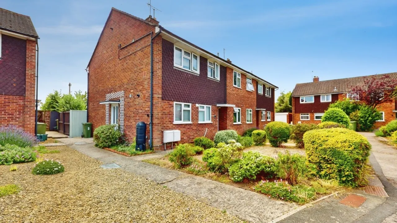 2 bed flat for sale — St Georges Close, Cheltenham, Gloucestershire