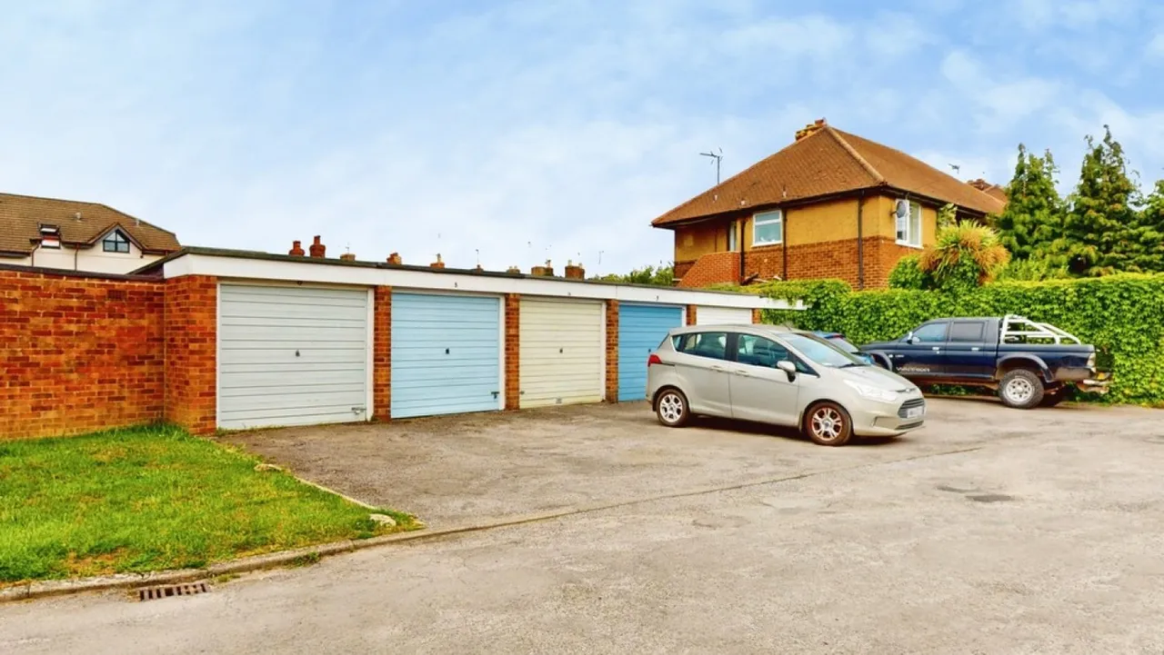 St Georges Close, Cheltenham, Gloucestershire, photo 8