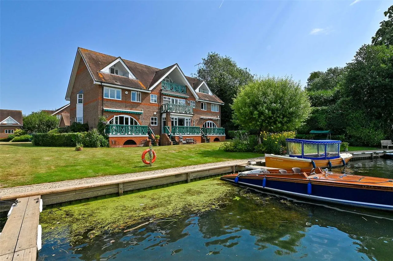 2 bed flat to rent — Andrews Reach, Bourne End, Buckinghamshire, SL8 5GA