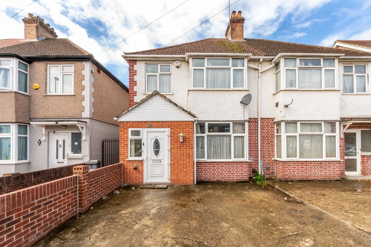 3 bed house for sale — 5 Barrack Road, Hounslow